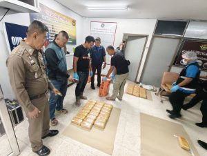 พ.ต.ท.ทรงพล พันธ์แก่น  สว.สส.สภ.วิเศษชัยชาญ  ,ร.ต.อ.วิทูรณ์ นินทะผล  รอง สว.สส.สภ.วิเศษฯ พร้อมกำลังชุดสืบสวนจับกุมยาเสพติดรายใหญ่ 1 ราย