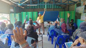 พ.ต.อ.อำนวยพันธ์ นิลน้อย รรท.ผกก.สภ.วิเศษชัยชาญ พ.ต.ท.ยงยุทธ สิมมะลา รรท.รองผกก.ป.สภ.วิเศษชัยชาญ เจ้าหน้าที่ตำรวจชุดมวลชนสัมพันธ์ สภ.วิเศษชัยชาญ ประชาคมให้ความรู้การป้องกันอาชญากรรมออนไลน์ 5 อย่า