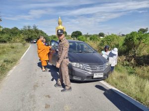 พ.ต.อ.อำนวยพันธ์ นิลน้อย รรท.ผกก.สภ.วิเศษชัยชาญ ,พ.ต.ท.ยงยุทธ สิมมะลา รรท.รอง ผกก.ป.สภ.วิเศษชัยชาญ ให้การช่วยเหลือรถตกถนน