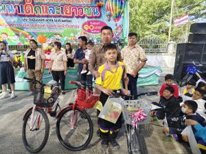 พ.ต.อ.อำนวยพันธ์ นิลน้อย รรท.ผกก.สภ.วิเศษชัยชาญ ,พ.ต.ท.ยงยุทธ สิมมะลา รรท.รอง ผกก.ป.สภ.วิเศษชัยชาญ ,พ.ต.ท.ประวิทย์ หมื่นสุนทร สว.อก.สภ.วิเศษชัยชาญ ร่วมเปิดโครงการ ส่งเสริมการจัดกิจกรรมพัฒนาเด็กและเยาวชน พร้อมจับฉลากมอบของขวัญให้กับเด็กและเยาวชน