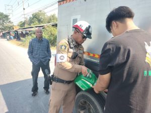 ร.ต.ท.กฤตกร นวลฉวี รอง สว.(ป.) สภ.วิเศาชัยชาญ ชุดจราจร ให้การช่วยเหลือรถยนต์น้ำมันหมด