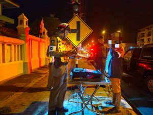 พ.ต.อ.ภาคภูมิพิพัฒน์ พูนศิริโภคา รอง ผบก.ภ.จว.อ่างทอง พ.ต.อ.อำนวยพันธ์ นิลน้อย รรท.ผกก.สภ.วิเศษชัยชาญ พ.ต.ท.ยงยุทธ สิมมะลา รรท.รอง ผกก.ป.สภ.วิเศษชัยชาญ 🔹 ว.4 ว.10 จุด ว.43 ถนนสายโพธิ์พระยา-ท่าเรือ บริเวณหน้าวัดนางใน