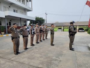 พ.ต.อ. อำนวยพันธ์ นิลน้อย รรท.ผกก.สภ.วิเศษชัยชาญ อบรมปล่อยแถวสายตรวจก่อนออกปฏิบัติหน้าที่