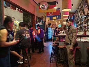 สายตรวจรถยนต์ ว.4 ร่วมส่วนราชการจ.อ่างทอง ตม.,ปกครอง,สาธารณะสุข,สรรพสามิต,เทศบาล,เทศกิจ และเจ้าหน้าที่ที่เกี่ยวข้อง ตรวจสอบสถานบริการ โรงหนังเก่า,ครัวบ้านบ้าน