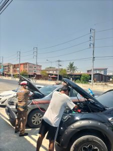 สายตรวจจราจร สภ.วิเศษชัยชาญ ให้การช่วยเหลือพ่วงแบตเตอรี่รถยนต์ สามานถเดินทางต่อไปได้