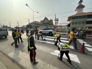 พ.ต.ท.สฤษฏ์พงศ์  จุลพันธ์ สวป. สภ.วิเศษชัยชาญ – พร้อมกำลังจราจรและชุดจิตอาสาปรับปรุงทางม้าลาย บริเวณหน้าวัดนางใน