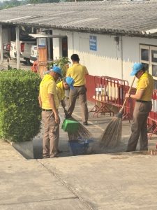 พ.ต.อ.ศุภกฤช เดือนแจ้งรัมย์ ผกก.สภ.วิเศษชัยชาญ นำข้าราชการตำรวจ ทำกิจกรรม 5 ส. ในสถานีตำรวจ