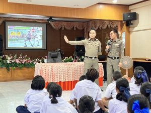 ส.ต.อ.จักรกฤษณ์ ลอองเอก พร้อม ส.ต.ท.กิตติพิญญ์ โพธิสุทธิ์ ร่วมบรรยายให้ความรู้โครงการส่งเสริมวินัยจราจร สร้างความปลอดภัย ชุมชนไร้อุบัติเหตุ