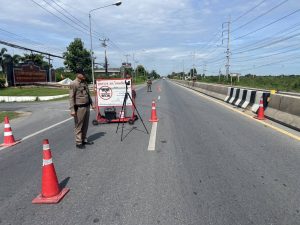 พ.ต.ท.สฤษฏ์พงศ์  จุลพันธ์ สวป.สภ.วิเศษชัยชาญ พร้อมกำลังจราจร รวม 6 นาย ว.4   ว.43 กวดขันวินัยจราจร ป้องกันอาชญากรรม  บนถนนโพธิ์พระยา-ท่าเรือ ทล.หมายเลข 3195