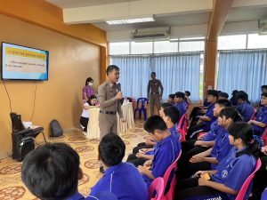 ส.ต.อ.จักรกฤษณ์ ลอองเอก ผบ.หมู่(ป) สภ.วิเศษชัยชาญ ครูตำรวจแดร์ และ ส.ต.อ.วุฒิวัฒน์ สมานเดียว ผบ.หมู่(ป) สภ.วิเศษชัยชาญ ร่วมบรรยายให้ความรู้โครงการส่งเสริมวินัยจราจร สร้างความปลอดภัย ชุมชนไร้อุบัติเหตุ ณ โรงเรียนไผ่วงวิทยาคม ต.ไผ่วง อ.วิเศษชัยชาญ จ.อ่างทอง