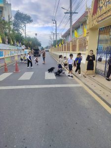 ชุดจราจร สภ.วิเศษชัยชาญ ว.4 อำนวยความสะดวกด้านการจราจร หน้าโรงเรียน ในเขต (ปฏิบัติเป็นประจำทุกวันฯ)