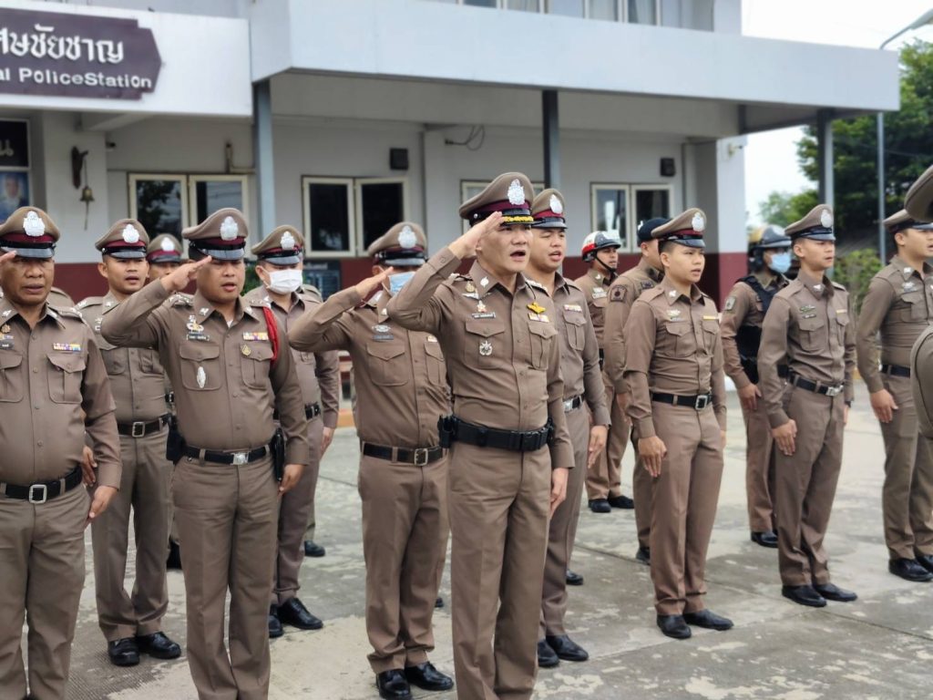 พ.ต.อ.เมธา วงศ์อนันต์นนท์ รอง ผบก.ภ.จว.อ่างทอง รรท.ผกก.สภ.วิเศษชัยชาญ พร้อมข้าราชการตำร สภ.วิเศษชัยชาญ ร่วมถวายความอาลัย และยืนสงบนิ่ง เป็นเวลา 93 วินาที เพื่อน้อมสำนึกในพระมหากรุณาธิคุณเป็นล้นพ้นอันหาที่สุดมิได้ฯ