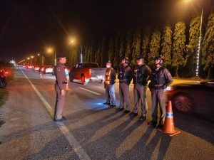 พ.ต.อ.เมธา วงศ์อนันต์นนท์ รอง ผบก.ภ.จว.อ่างทอง รรท.ผกก.สภ.วิเศษชัยชาญ ตรวจ จุดตรวจคัดกรองผู้ที่มาเที่ยวก่อนเข้าภายในงานงาน มหกรรมดนตรี “Ang Thong Misic From The Mill”