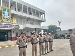 อบรมปล่อยแถวสายตรวจจราจร และตรวจทรงผม  บริเวณหน้า สภ.วิเศษชัยชาญ