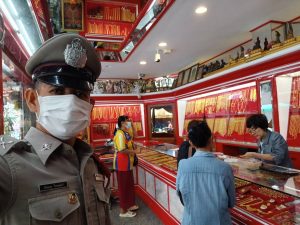 สายตรวจเดินเท้าออกตรวจป้องกันเหตุธนาคาร ร้านค้าทอง ในเขตตลาดศาลเจ้าโรงทอง