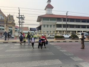 การอำนวยสะดวกด้านการจราจรหน้าสถานศึกษาของงานจราจร สภ.วิเศษชัยชาญ