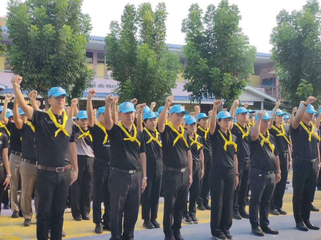 พ.ต.อ.พัทธนันท์ ทรงสมถวิลผกก.สภ.วิเศษชัยชาญ  ,พ.ต.ท.ประวิทย์ หมื่นสุนทร สว.อก.สภ.วิเศษชัยชาญ พร้อมชุดจิตอาสา สภ.วิเศษชัยชาญ ว.4 ร่วมกิจกรรมจิตอาสาต้านภัยแล้ง และโครงการกำจัดผักตบชวาจังหวัดอ่างทอง