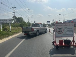 พ.ต.ท.กิตติโชค สังข์สวัสดิ์ รอง ผกก.ป. สภ.วิเศษชัยชาญ     พ.ต.ท. สฤษฏ์พงศ์ จุลพันธ์ สวป.สภ.วิเศษชัยชาญ  พร้อมกำลังจราจร รวม 8 นาย ว.43 จุดตรวจกวดขันวินัยจราจร